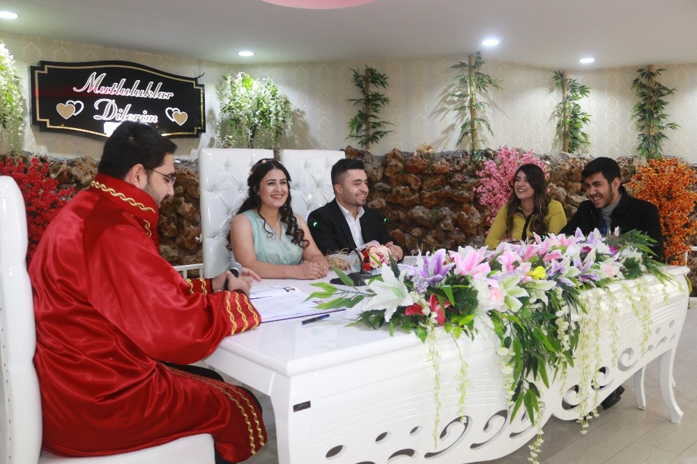 Sevgililer Günü’nde nikah yoğunluğu yaşanıyor 