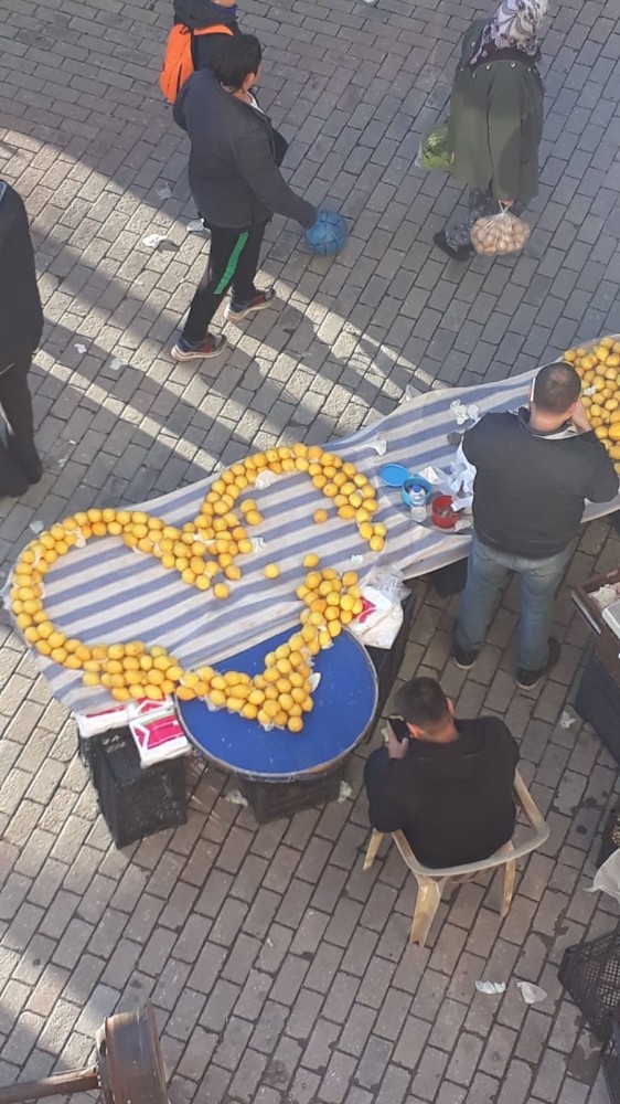 Sevgililer Günü’nde pazar tezgahında limonlardan kalp yaptı 