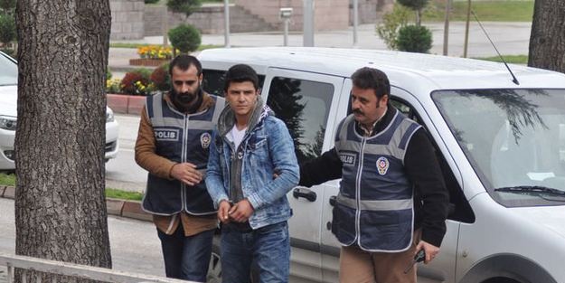 Sevgilisine kızdı, 9 otomobilin lastiğini patlattı