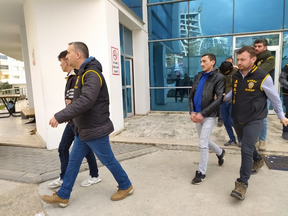 Sevgilisini hırsızlık ithamından kurtarmak için silahlı gasp yaptırdı 