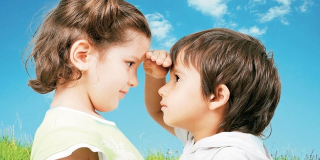 Sevgisiz büyüyen çocuk kısa boylu oluyor!