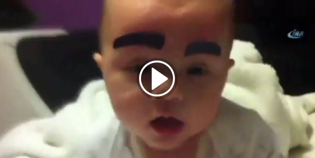 Sevimli çocuk hem güldü hem güldürdü