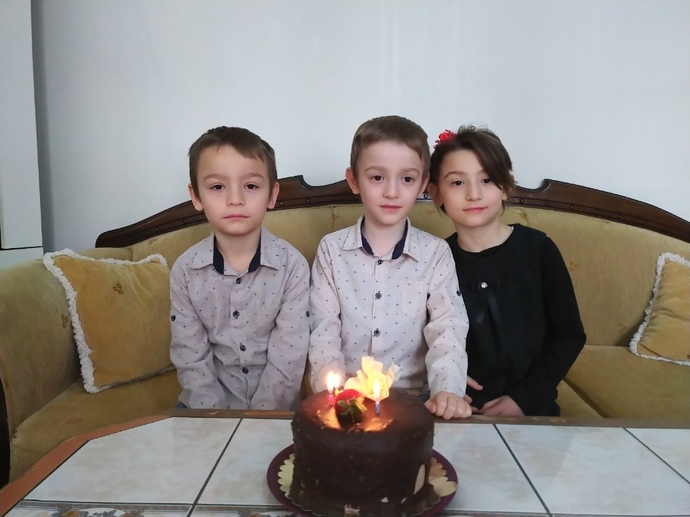 Sevimli üçüzler öğretmenlerinin doğum gününü görüntülü kutladı 