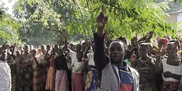 Sevinç gözyaşları: Afrika'da köylüler toplu olarak İslam'la şereflendi...