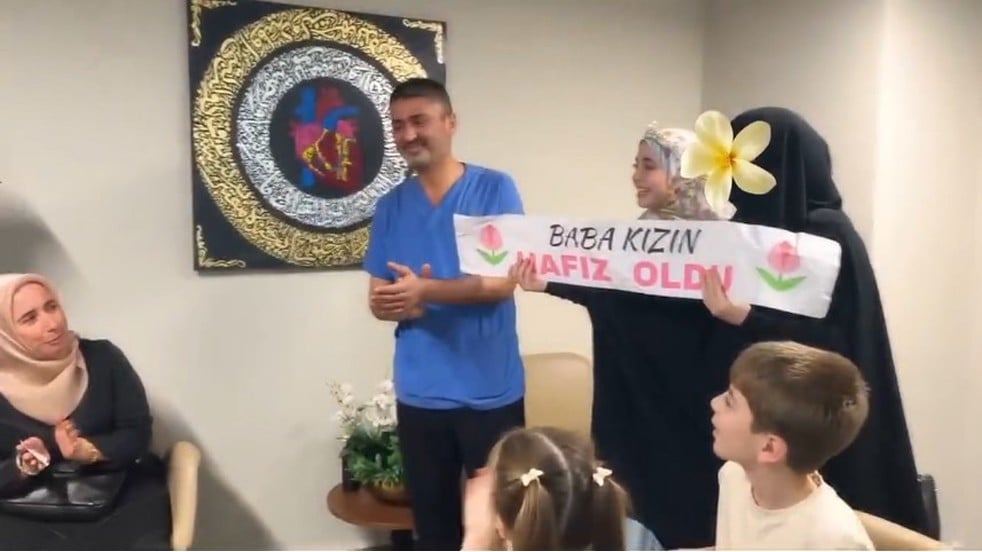 Sevinç gözyaşları! Hafız evlattan babaya sürpriz