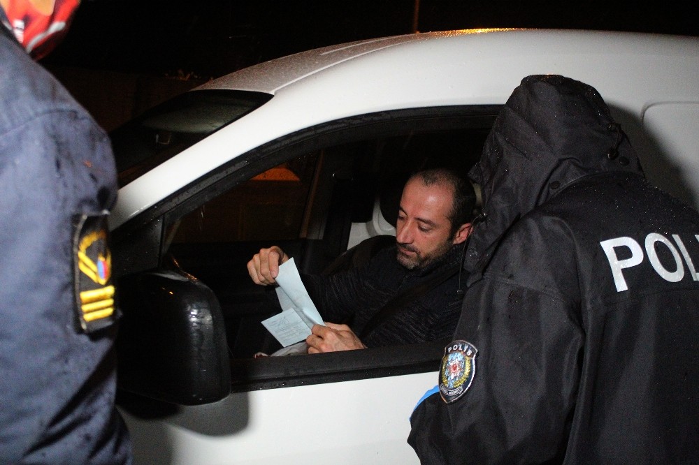 Seyahat kısıtlamasının kaldırılmasının ardından Antalya’ya girişler yağmur altında başladı 