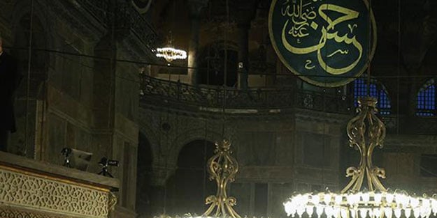 Seyahat için gelen turistler Ayasofya'da! turistlerin girişi ayrılınca Ayasofya'da namaz kılanlar rahatladı