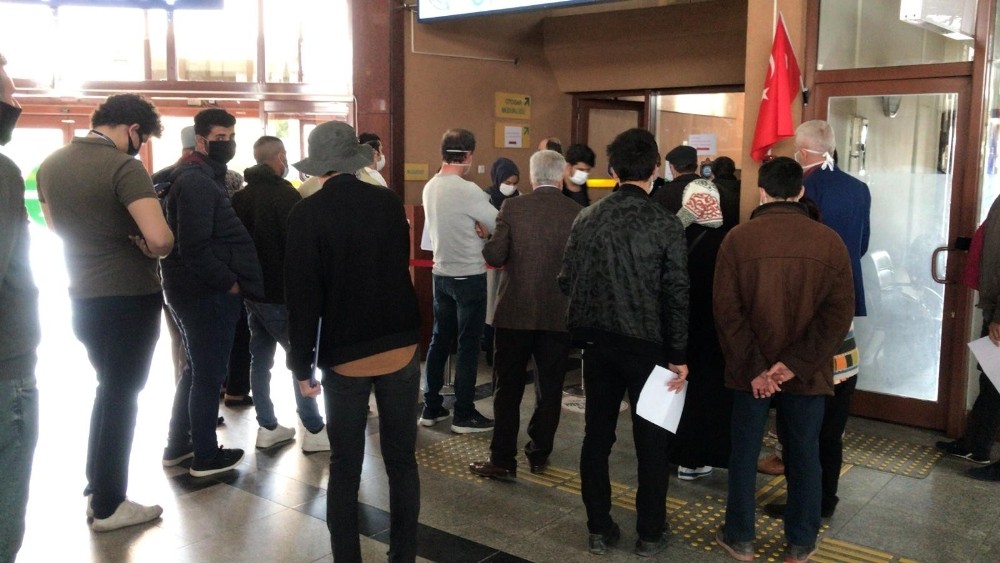 Seyahat izin belgesi alma sırasında sosyal mesafe yok 