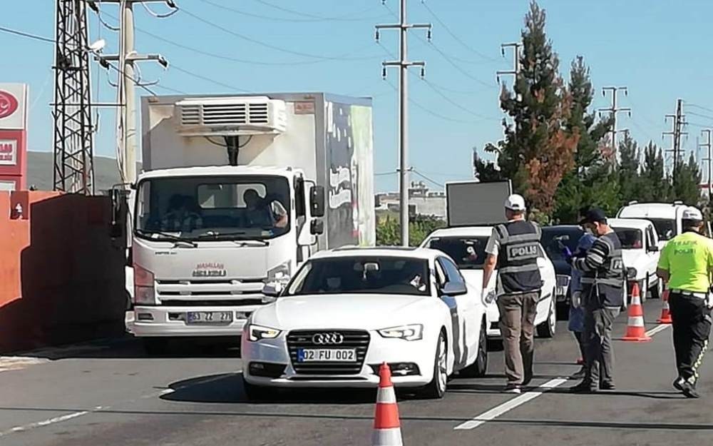 Seyahat kısıtlaması kaldırılan Şanlıurfa’da kent girişinde araç yoğunluğu yaşandı 