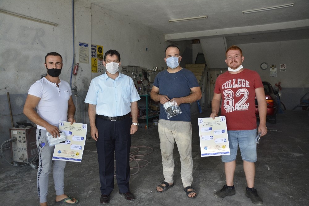 Seydikemer Esnaf ve Sanatkarlar Odası Başkanı, esnafa maske ve uyarı levhaları dağıttı 