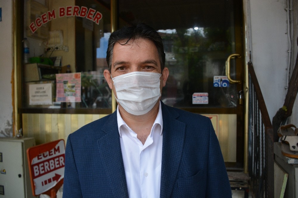 Seydikemer’de açılışa hazırlanan kuaför ve berberler dezenfekte edildi 