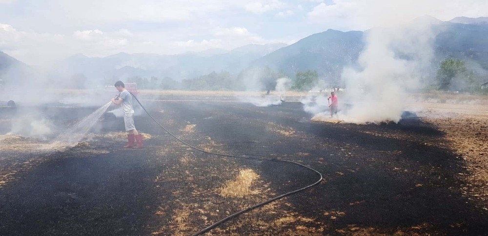 Seydikemer’de anız yangınında 80 saman balyasını yandı 