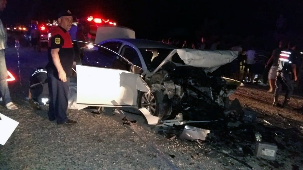 Seydikemer’de iki otomobil kafa kafaya çarpıştı: 9 yaralı 