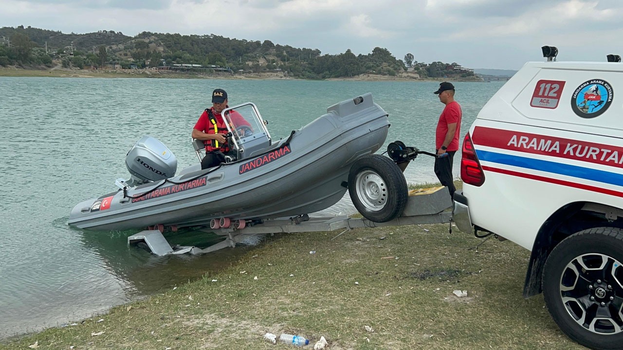 Seyhan Barajı’nda dehşet! Genç adam tekneden düştü