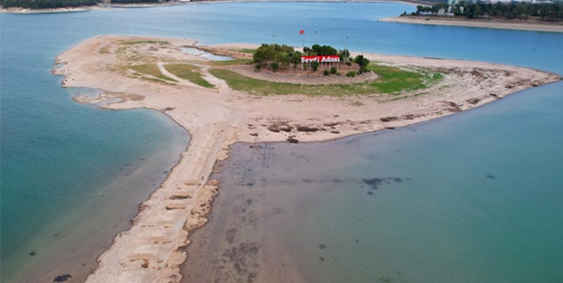 Seyhan Barajı'nda kuraklık alarmı: Sular 500 metre çekildi!