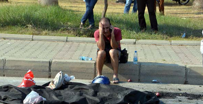 Seyhan'da feci kaza: Baba ve oğul cesedin başında böyle bekledi