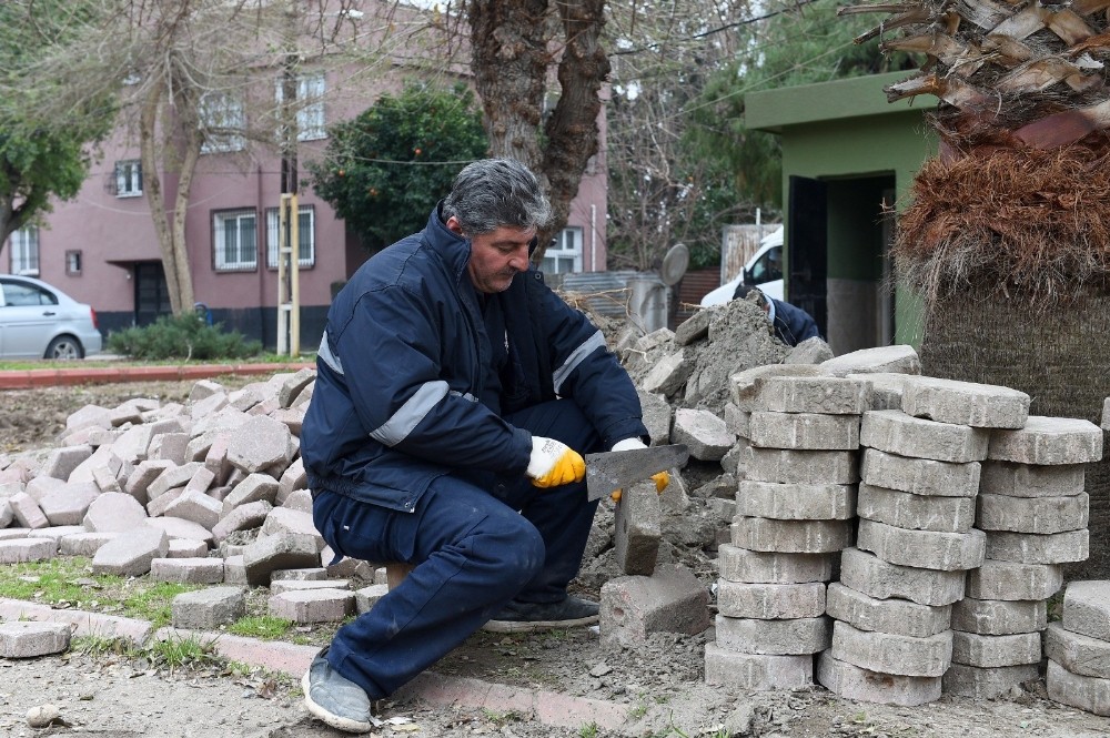 Seyhan’da parklara bakım ve onarım 