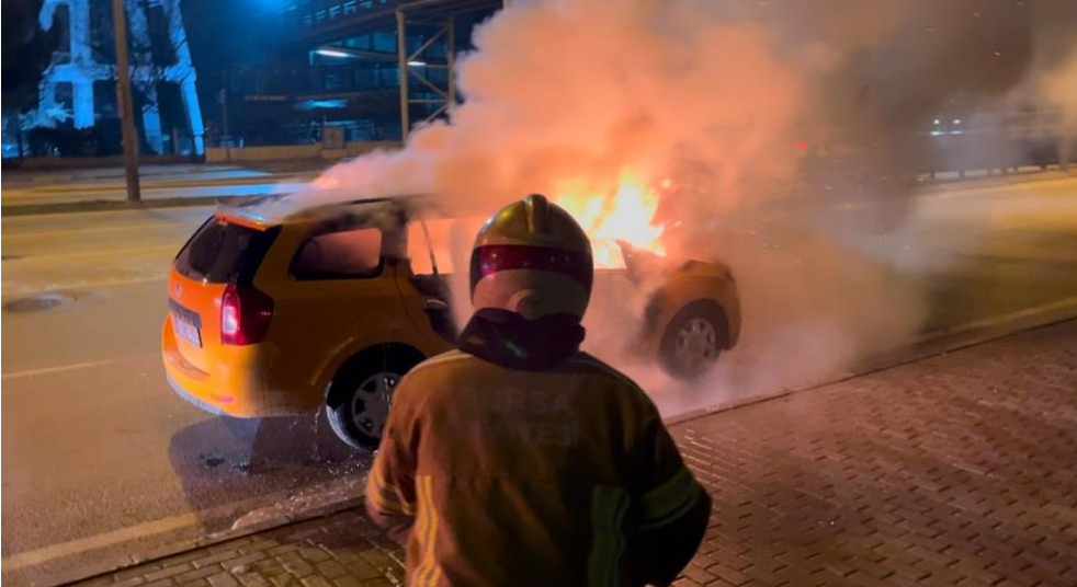  Seyir halinde bir anda alev alan araç kullanılamaz hale geldi