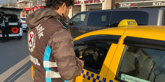 Seyir halinde çay içerken yakalanan taksiciden ilginç savunma