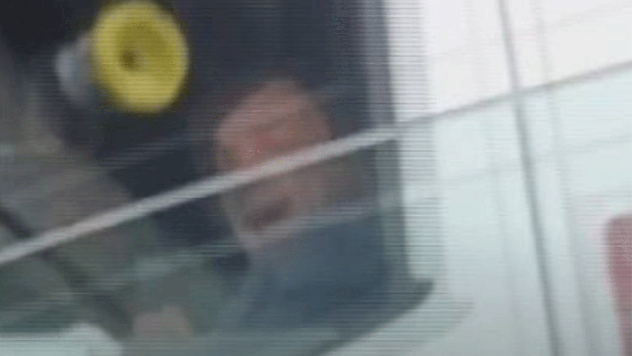 Seyir halinde kavgaya tutuştular! Camı açıp elindekini sürücüye fırlattı!