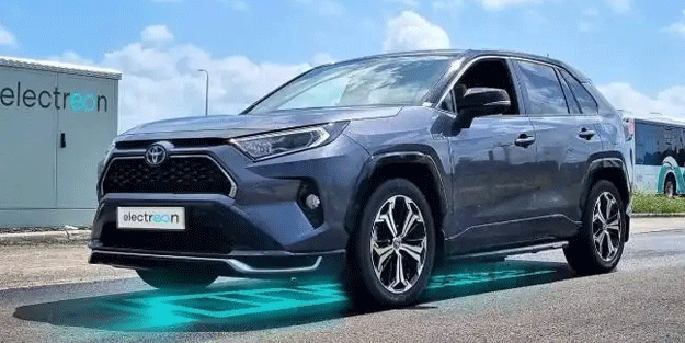 Seyir halinde şarj olan elektrikli otomobil rekor kırdı