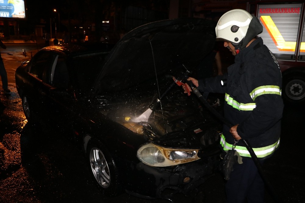 Seyir halinde yanan otomobile esnaf müdahalesi 