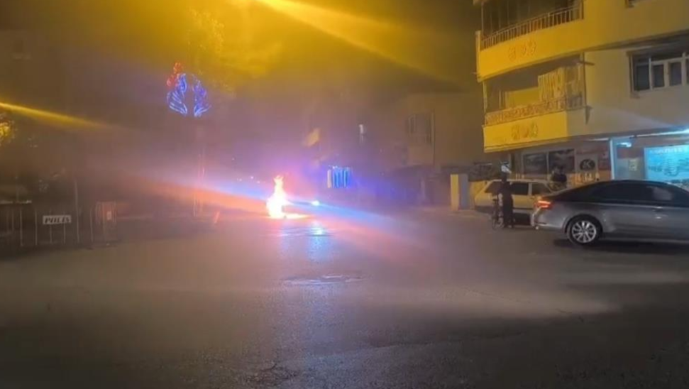 Seyir halindeki araç alev aldı