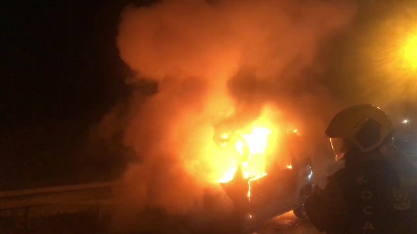 Seyir halindeki araç alev alev yandı