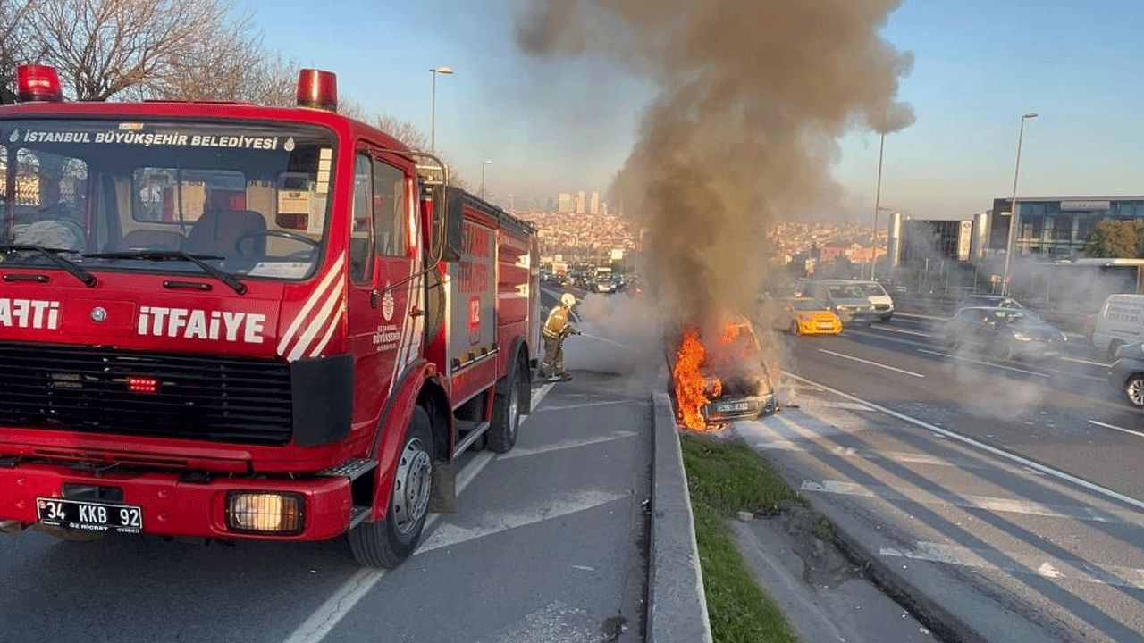 Seyir halindeki araç alev alev yandı