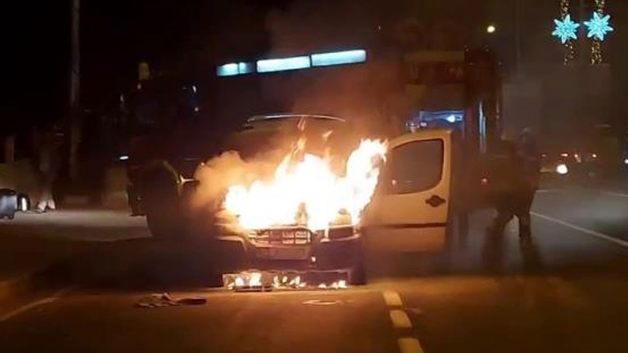Seyir halindeki araç alev alev yandı