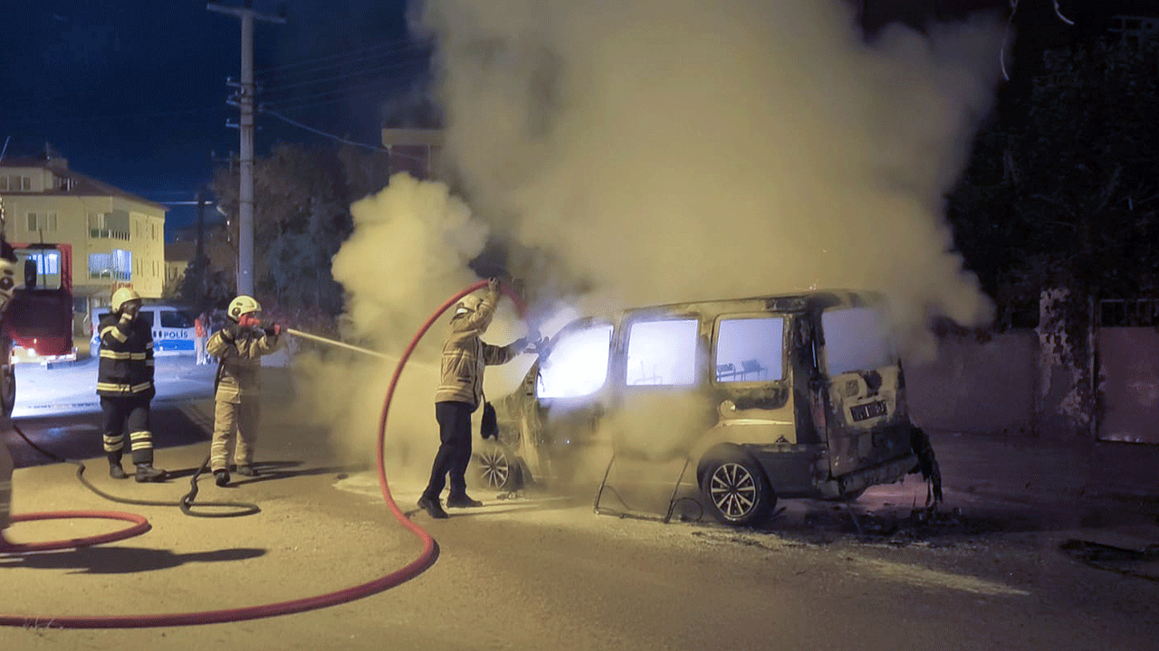 Seyir halindeki araç alev alev yandı