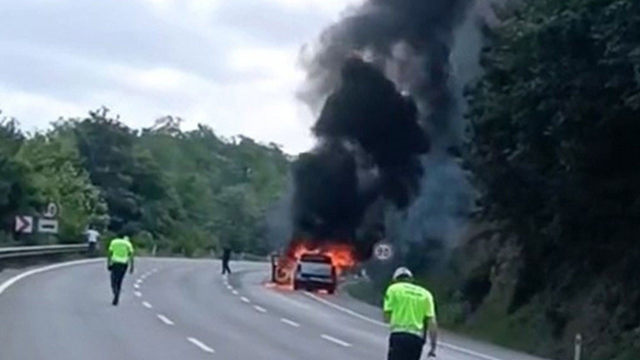 Seyir halindeki araç alev topuna döndü
