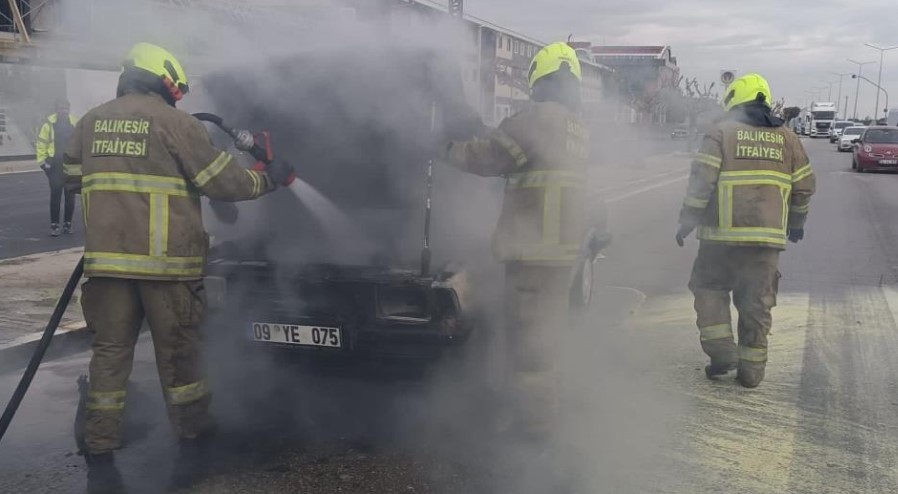 Seyir halindeki araç küle döndü