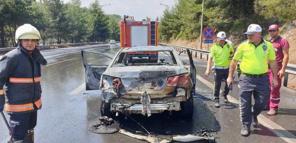 Seyir halindeki araç TEM otoyolunda alev aldı 