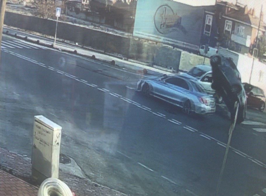 Seyir halindeki araca çarpıp devrilen otomobil kamerada 