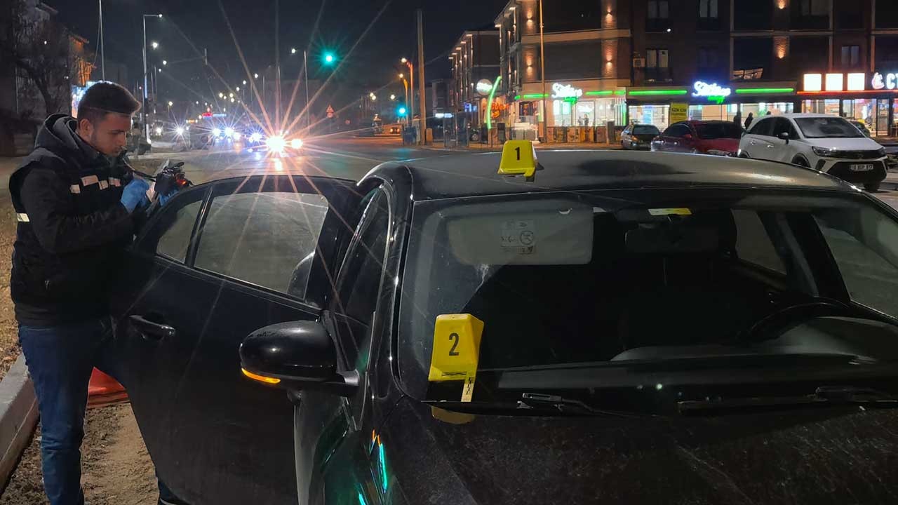 Seyir halindeki araca yorgun mermi isabet etti