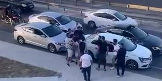 Seyir halindeki aracı durdurup içindekileri darp ettiler