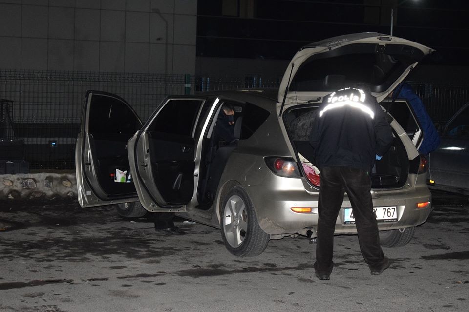 Seyir halindeki araçta silahla kazara kendini vurdu 
