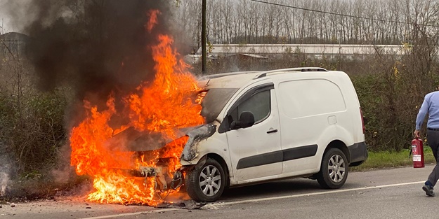 Seyir halindeki araçta yangın