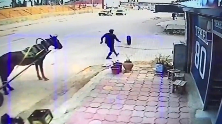 Seyir halindeki araçtan fırlayan tekerleği tutmaya çalıştı 