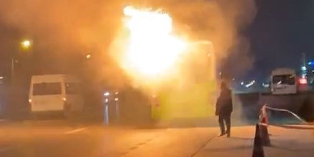 Seyir halindeki belediye otobüsü alev aldı