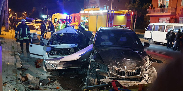 Seyir halindeki ciple caddeye çıkan otomobil çarpıştı! Feci kazada can kaybı var