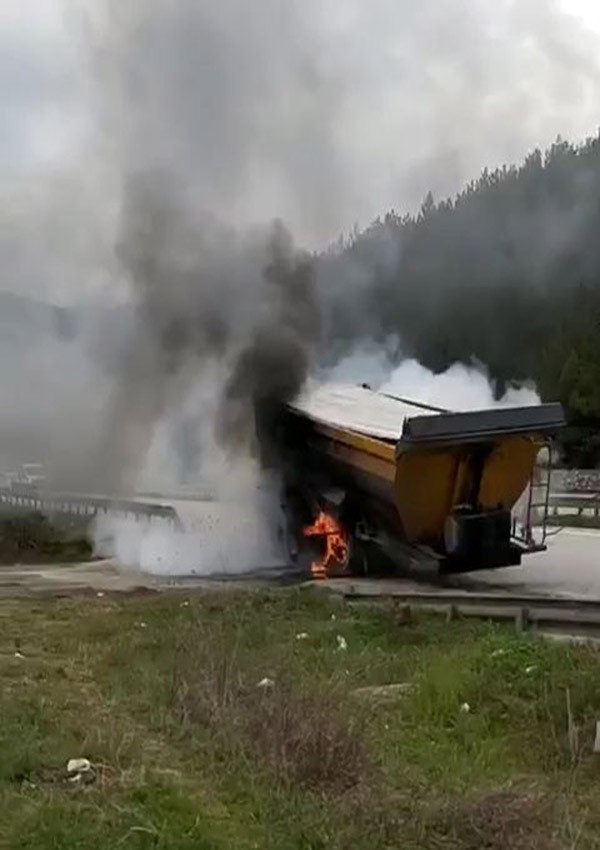 Seyir halindeki damperin lastikleri yandı 