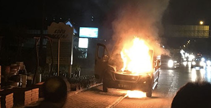 Seyir halindeki işçi dolu servis minibüsü alev aldı