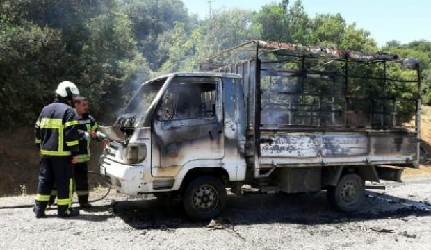 Seyir halindeki kamyonet alev aldı