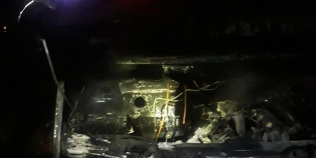 Seyir halindeki kamyonet alev alev yandı