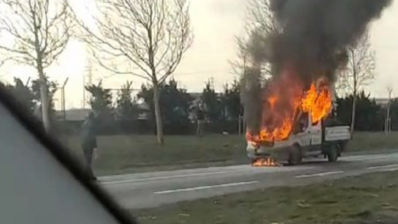 Seyir halindeki kamyonet alev alev yandı