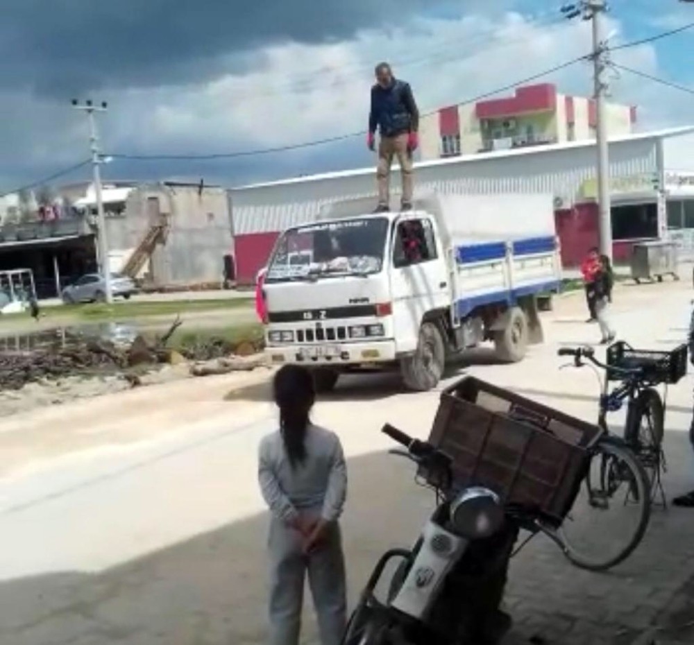 Seyir halindeki kamyoneti kullanmayı bırakıp üstüne çıktı 