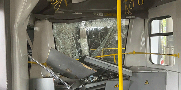 Seyir halindeki metro raydan çıkarak duvara çarptı