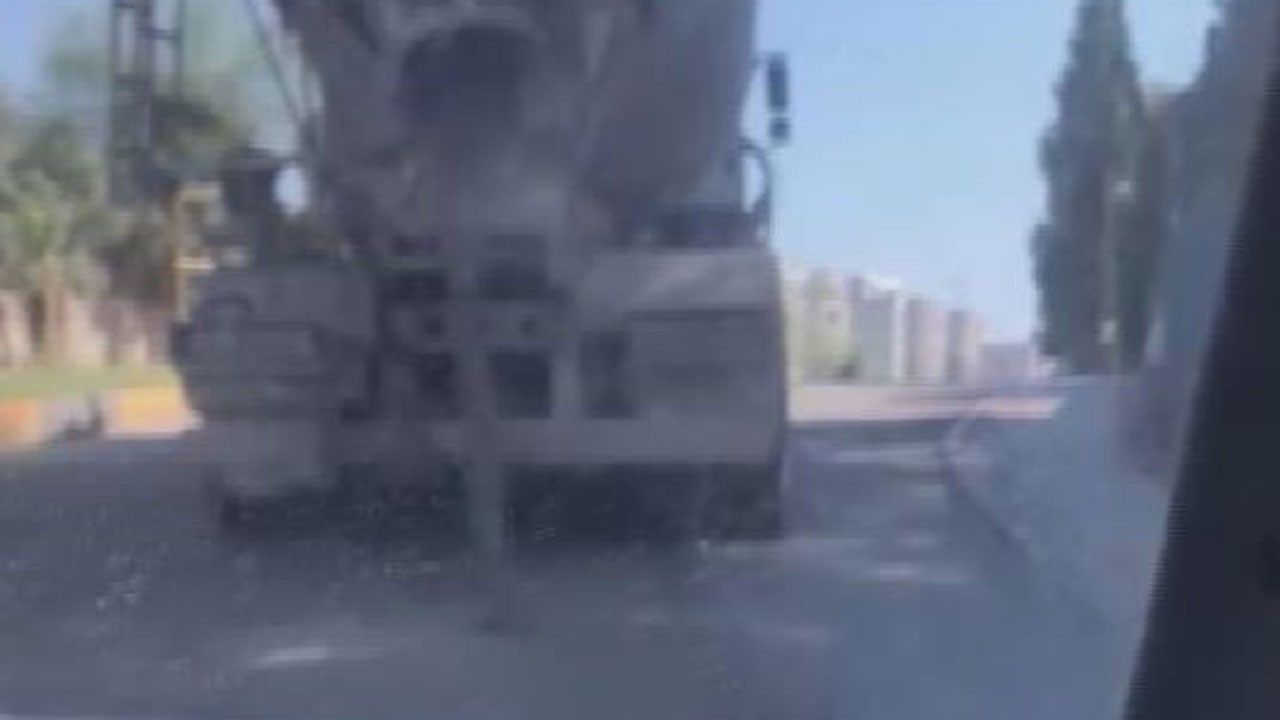 Seyir halindeki mikser yola beton dökerek ilerledi! O anlar kamerada